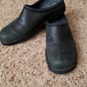 Columbia leather mules